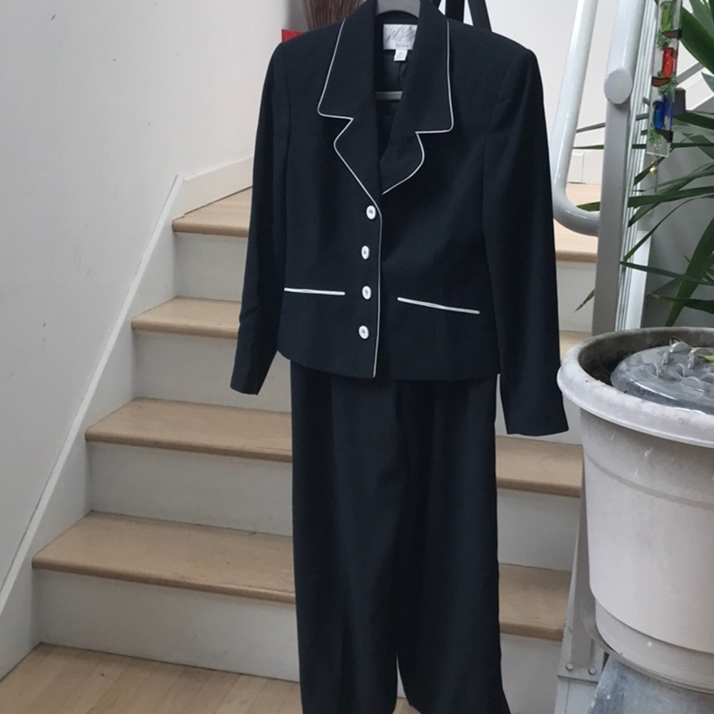 Lord and Taylor petites black suit/ pants 6P